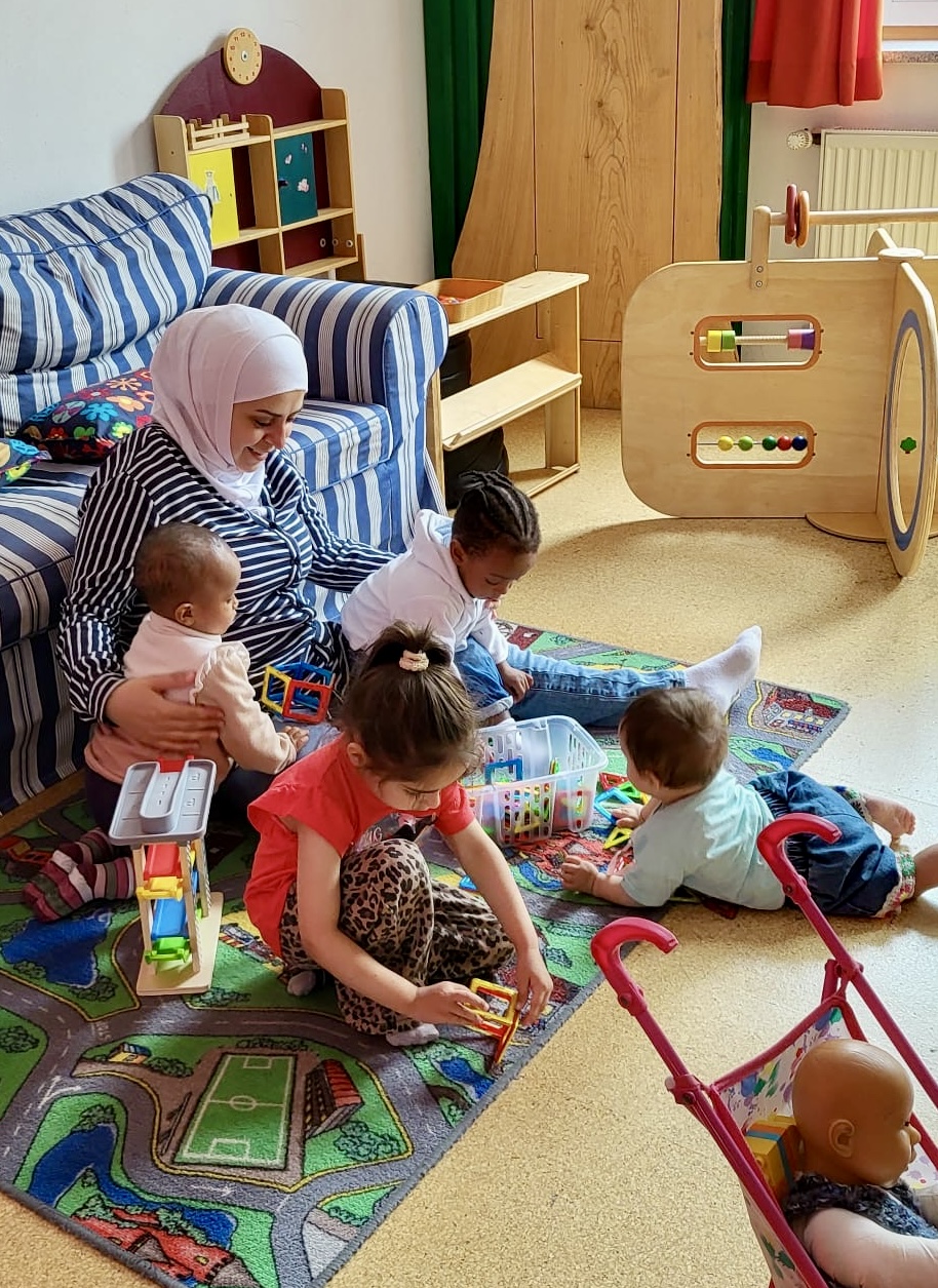 spielende Kinder mit Hanan