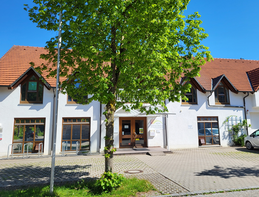 Hausansicht vorne mit Baum
